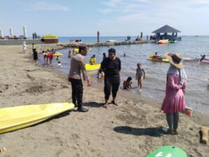 Wisata Pantai Utama Raya Ramai Pengunjung, Polisi Beri Imbauan Hati-Hati Saat Berenang