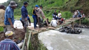 Salut, Sinergitas TNI Polri Situbondo Bantu Warga Perbaiki Jembatan Rusak Akibat Banjir