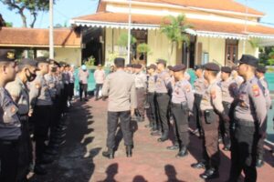 Anggota Polres Bondowoso BKO Pilkades Serentak di Wilayah Bangkalan