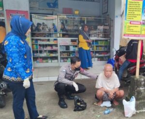 Peduli Sesama Pak Bhabin di Blitar Sigap Tolong Lansia Terlantar