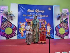 Kepala Sekolah TK DWP 1 Asembagus Lepas Anak Didiknya Dengan Air Mata