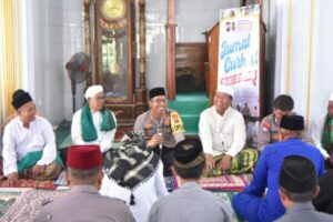 Polres Situbondo Gelar Bhakti Kesehatan Dan Beri Bantuan Sembako Di Desa Banyuputih Dalam Agenda Rutin Jumat Curhat