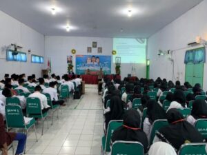 Polisi Berikan Edukasi Kesadaran Hukum Kepada Siswa Baru MAN 1 Situbondo