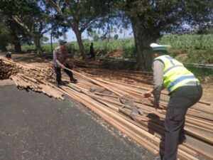 AS Patah, Truk Bermuatan Kayu Terguling