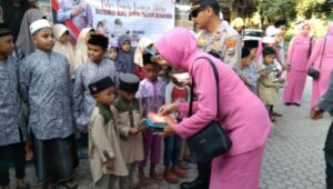 Polres Situbondo Bagikan Buku Yasin Dan Iqra Untuk TPQ Syafi’iyah Pasirputih