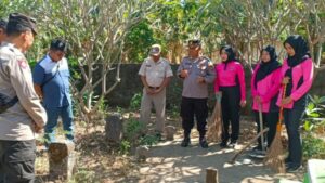 Polsek Banyuputih Laksanakan Baksos Dan Perenungan Diri Di Pemakaman Umum Sumberwaru