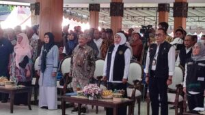 Gubernur Jatim Bagikan Ratusan Bansos Untuk Mengatasi Kemiskinan Ekstrim Di Situbondo