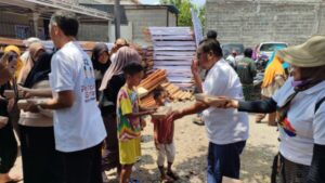 Awali Tahun 2024, Relawan Pilar 08 Bagikan Makan Siang Gratis Program Prabowo Gibran