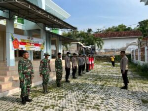 Polsek Prenduan Bersih-bersih Mesjid Al-Fath Dalam Rangka Bulan Bakti TNI-POLRI