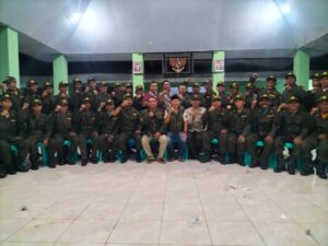 Sukseskan Pemilu 2024, Koramil dan Polsek Panarukan Dampingi Pemdes Paowan Menyerahkan Seragam Satlinmas