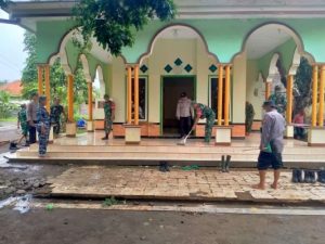 Menjelang Ramadhan, Polsek Jangkar Berpartisipasi dalam Kerja Bakti