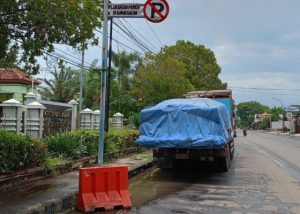 Pegawai Kemenag Situbondo Mengeluhkan Kendaraan Bukti Kecelakaan yang Parkir Sembarangan
