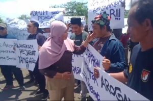 Demo AKSI vs DPUPP: Oknum Pejabat Wanita Tampar Pendemo