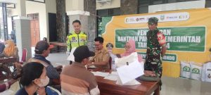 TNI dan POLRI Berpartisipasi dalam Pengamanan Distribusi Bantuan Pangan di Banyuputih