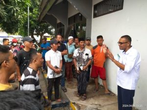 Pemudik Tujuan Pulau Sepudi Terlantar di Pelabuhan Jangkar