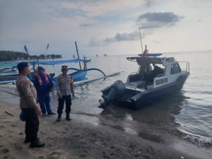 Satpolairud Polres Situbondo Siagakan Kapal Polisi di Pasir Putih untuk Keamanan Wisatawan