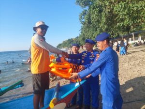 Satpolairud Situbondo Berikan Rompi Penyelamat kepada Operator Perahu Wisata Pasir Putih