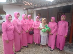 Ketua Bhayangkari Ranting Sapudi Santuni Kaum Dhuafa