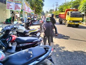 Para Pemohon Dokumen dan Pengguna Jalan Keluhkan Parkir di Kantor Disdukcapil Situbondo