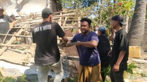 Pohon Mangga Tumbang Menimpa Dua Rumah di Sukorejo