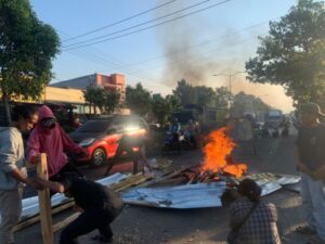 Puluhan Warga Situbondo Gelar Aksi Protes di Jembatan Rusak Jalur Pantura