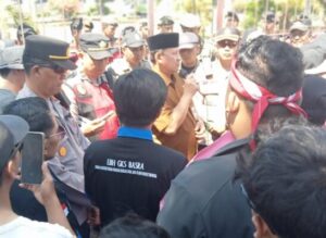 Dialog Sekda dan Pengunjuk Rasa GP SAKERA di Situbondo