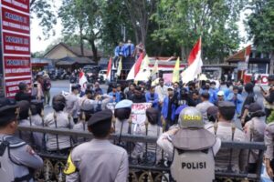 Kapolres Situbondo Pimpin Pengamanan Aksi Unjuk Rasa Damai dengan Pendekatan Humanis