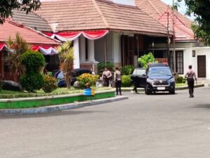 Penyidik KPK Geledah Pendopo Aryo Situbondo Terkait Kasus Korupsi