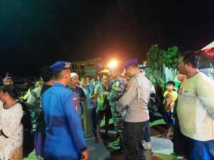 Polisi Bantu Selamatkan Belasan ABK Kapal Nelayan yang Tenggelam