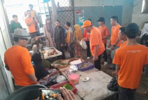 Dialog Hangat di Pasar Besuki: Mas Rio Borong Dagangan dan Dengar Keluhan Pedagang