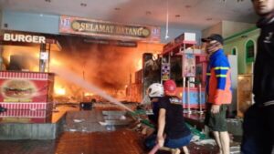 Kebakaran Hebat Melanda Pusat Perbelanjaan KDS di Situbondo