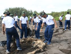 Prajurit Puslatpurmar-5 Baluran Ikuti Penanaman 1000 Pohon Mangrove
