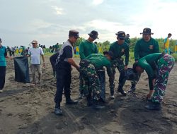 Danpuslatpurmar-5 Baluran Pimpin Bakti Sosial Bersih Pantai di Situbondo
