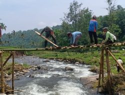 Babinsa Kodim 0823/14 Bersama Warga Kembangsari Bangun Jembatan Darurat Pasca Banjir