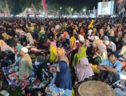 Ribuan Jamaah Padati Alun-Alun Situbondo untuk Bersalawat Bersama KHR Kholil As’ad