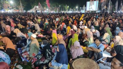 Ribuan Jamaah Padati Alun-Alun Situbondo untuk Bersalawat Bersama KHR Kholil As’ad
