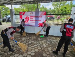 Polres Situbondo Gelar Bakti Religi Bersihkan Masjid Al-Qodiri Jelang Hari Bhayangkara Ke-79