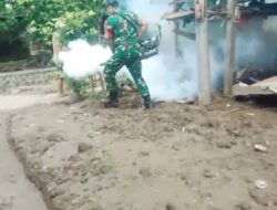 Antisipasi DBD, Babinsa Sumberanyar dan Warga Gelar Fogging Massal di Mlandingan