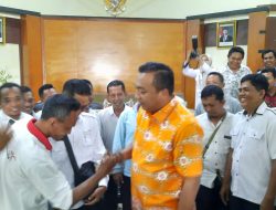 Ketegangan Mereda di Pasir Putih: Mas Rio Peluk Erat Pekerja, Pastikan Masa Depan Bersama