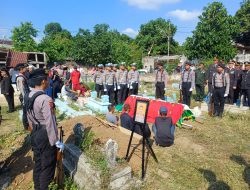 Polres Situbondo Beri Penghormatan Terakhir Dalam Persemayaman Abadi Almarhum Aiptu Moch. Fariadi