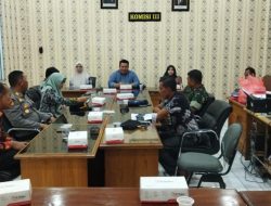 Komisi III DPRD Situbondo Gelar Rapat Dengar Pendapat Terkait Polusi Stockpile Serbuk Kayu di Banyuglugur