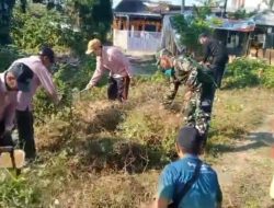 Koramil 0823/05 Panarukan Tiga Pilar Panarukan Bersihkan Sungai di Dusun Randu untuk Cegah Banjir Musim Hujan