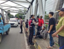 Sat Samapta Polres Situbondo Tunjukkan Respon Cepat Tangani Kecelakaan Pengendara Motor