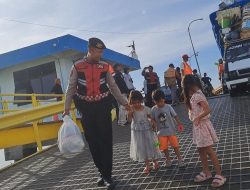 Operasi Lilin Semeru 2025, Sat Samapta Polres Situbondo Aktif Layani Penumpang Pelabuhan Jangkar