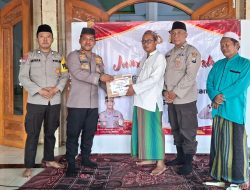 Polsek Besuki Salurkan Bantuan Sembako Lewat Program Jumat Berkah