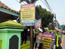 Satlantas Polres Situbondo Pasang Banner Imbauan dan Water Barrier di Jalur Pantura Selama Operasi Lilin Semeru 2025