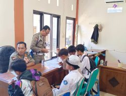 Asyik Nongkrong di Pantai Saat Jam Pelajaran, Lima Pelajar Terjaring Razia Satpol PP Situbondo