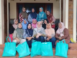 Gandeng Kementerian UMKM, Dina Lorenza Salurkan Ribuan Paket Sembako di Situbondo