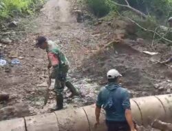 Sinergi TNI-Rakyat: Babinsa Arjasa dan Warga Cobbuk Bahu-membahu Amankan Akses Jalan