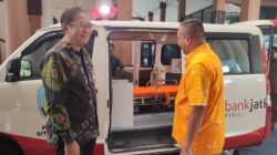 Perkuat Layanan Kesehatan dan Lingkungan, Bank Jatim Serahkan CSR Ambulans dan Seribu Bibit Mahoni ke Pemkab Situbondo